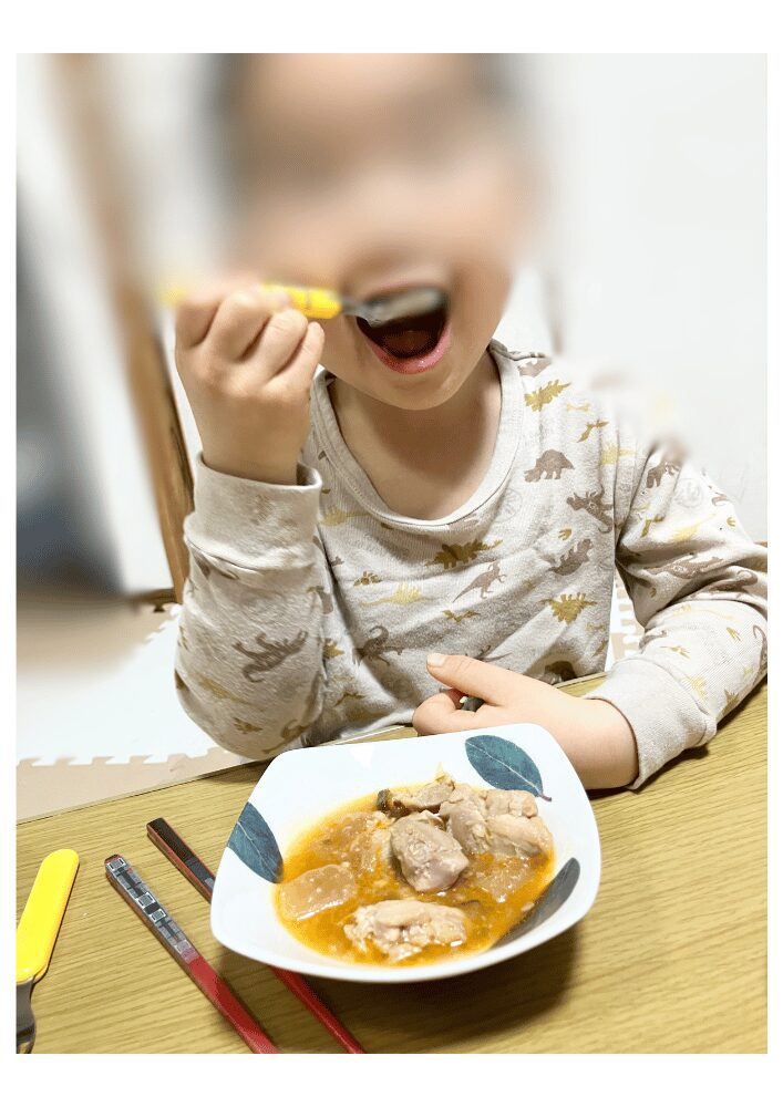 ツクリオの「鶏大根」を食べる息子