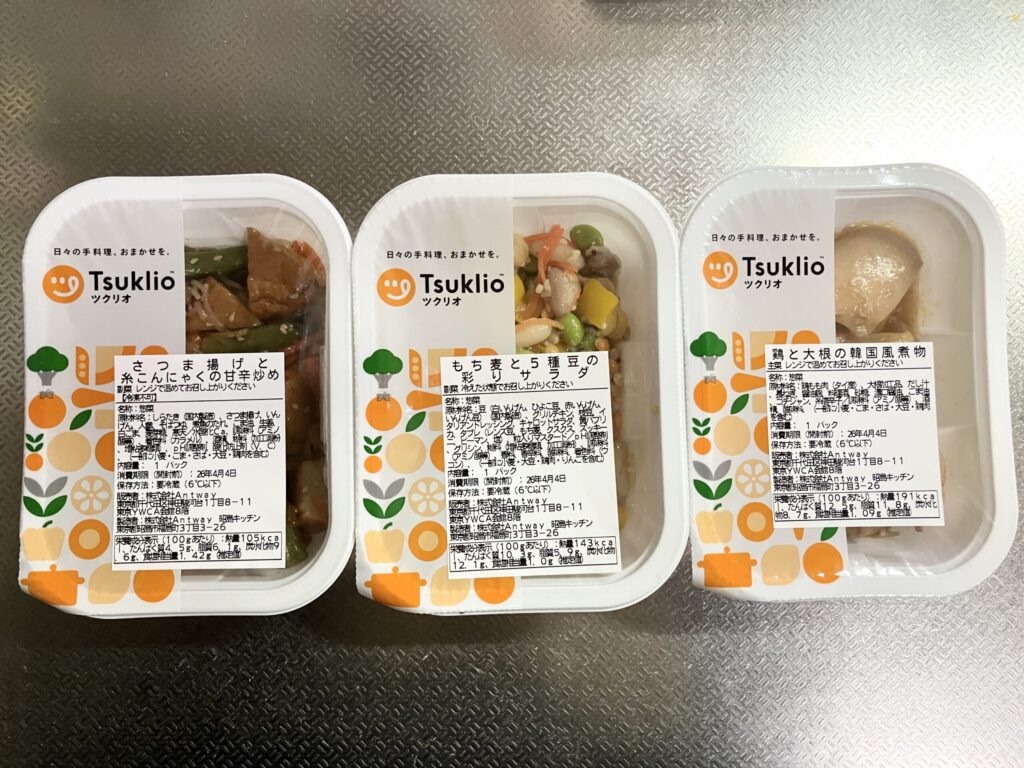 ツクリオの冷蔵総菜3パックを並べた写真(さつま揚げと糸こんにゃくの甘辛炒めなど)