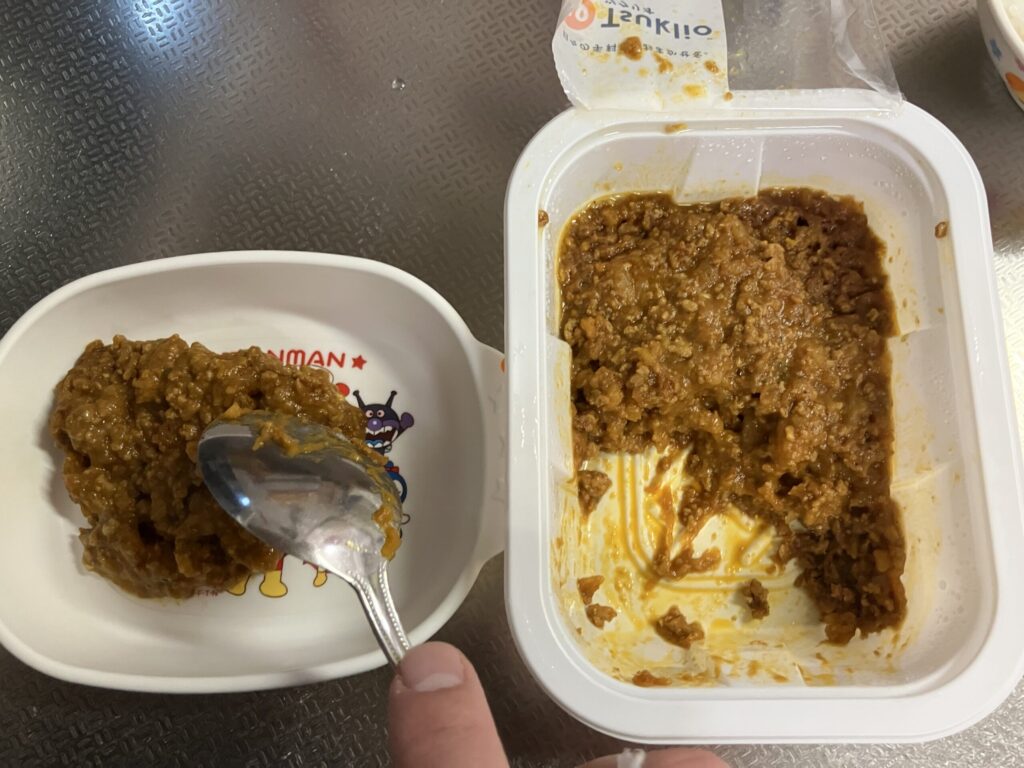 ドライカレーを子ども皿に移動している画像