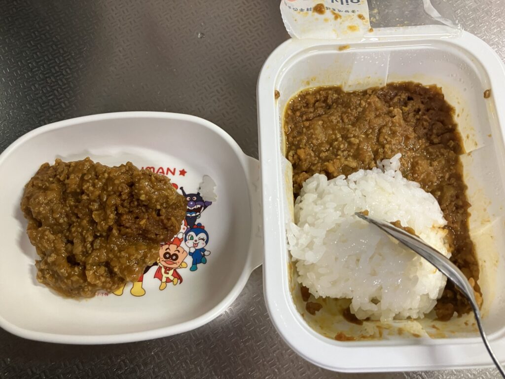 ツクリオのドライカレーのパッケージにそのまま白米を投入した、洗い物激減の裏ワザ実演シーン