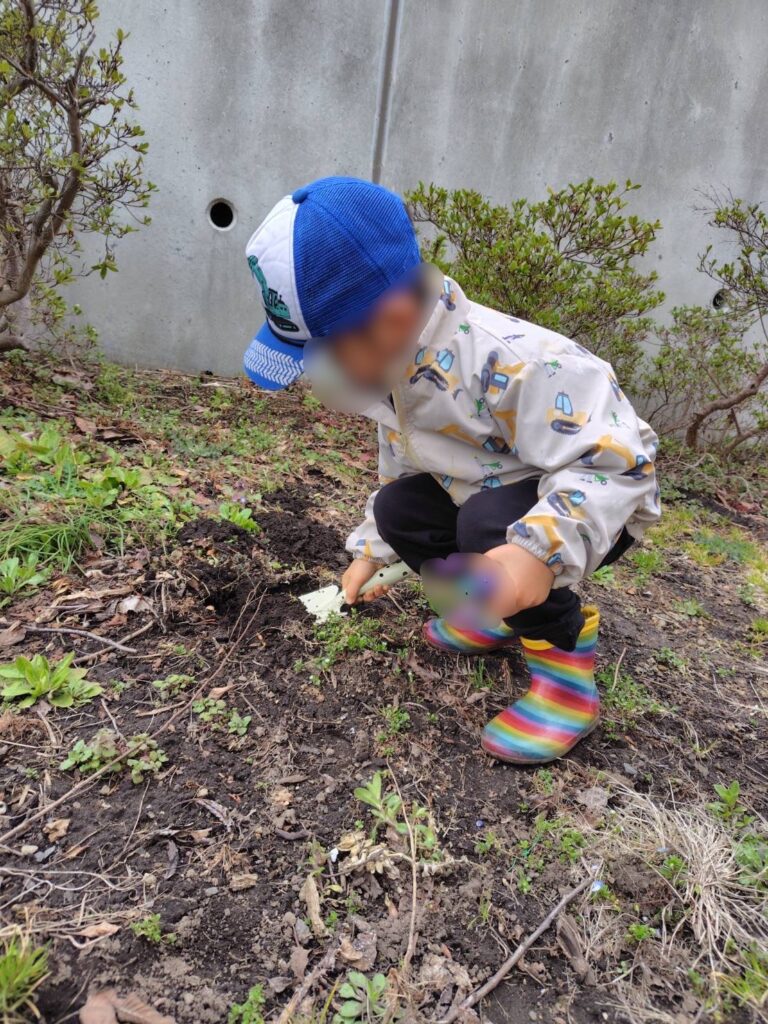 暗くなる直前まで、家の前で一緒に遊んでいます。