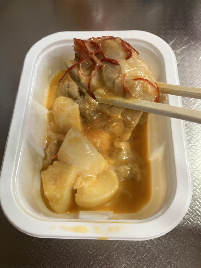 ツクリオのチーズタッカルビを箸で持ち上げた画像