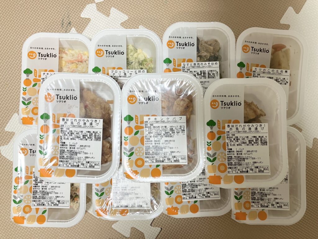 ツクリオの白い容器が並んだ実際のお届け内容
