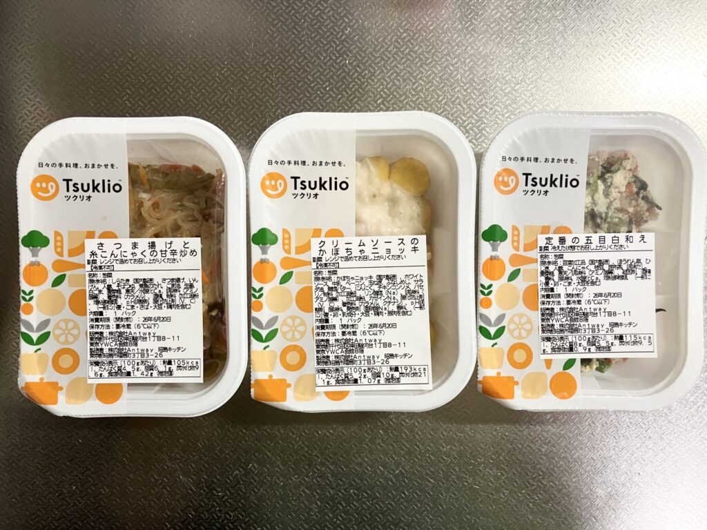 ツクリオの主菜と副菜を皿に盛り付けた食卓
