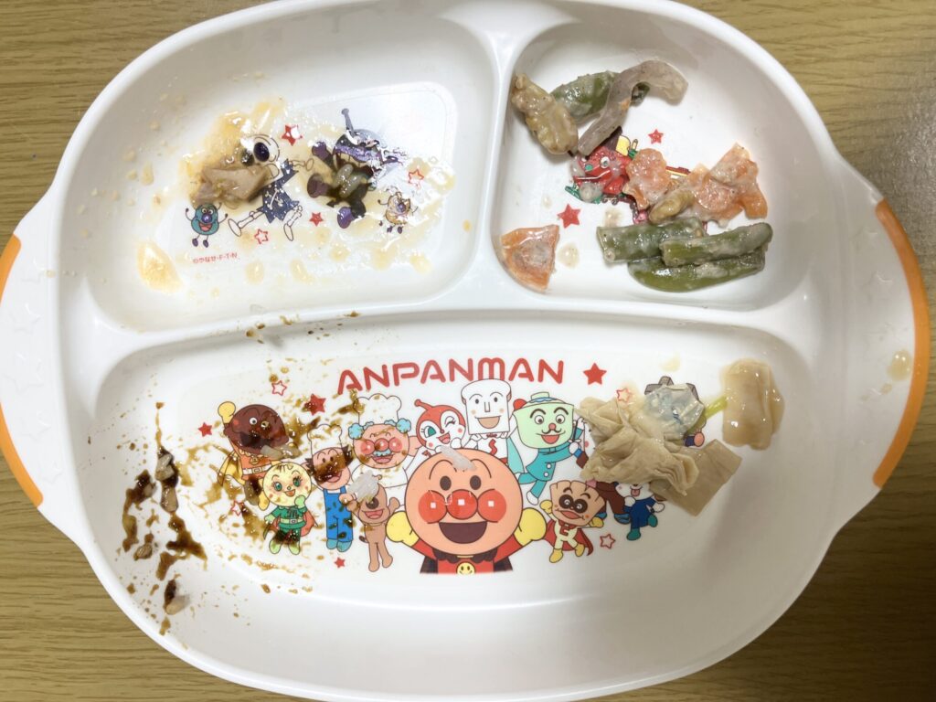 子ども用プレートに野菜と湯葉が残った、食べなかった日の実物写真
