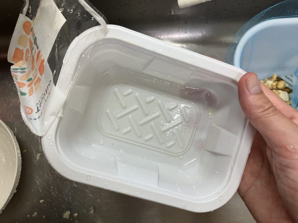 食べ終わったあと軽くすすいだツクリオの空き容器。汚れがほとんど残っていない