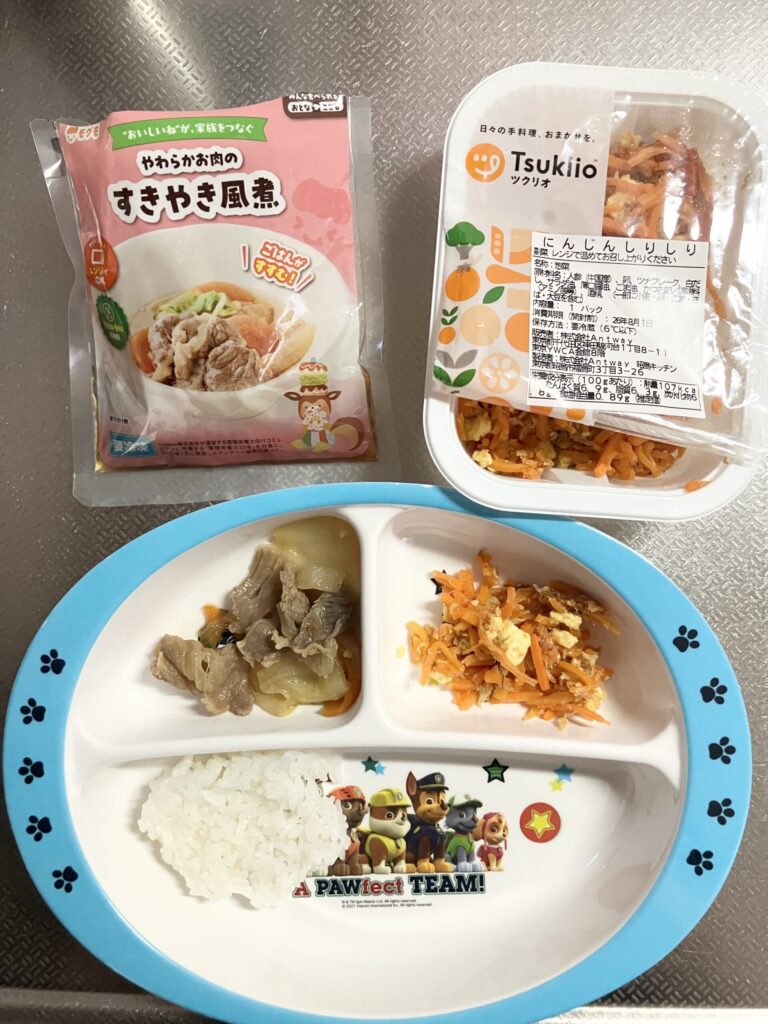 mogumoのすきやき風煮とツクリオのおかずを同じ子ども用プレートに盛った夕食