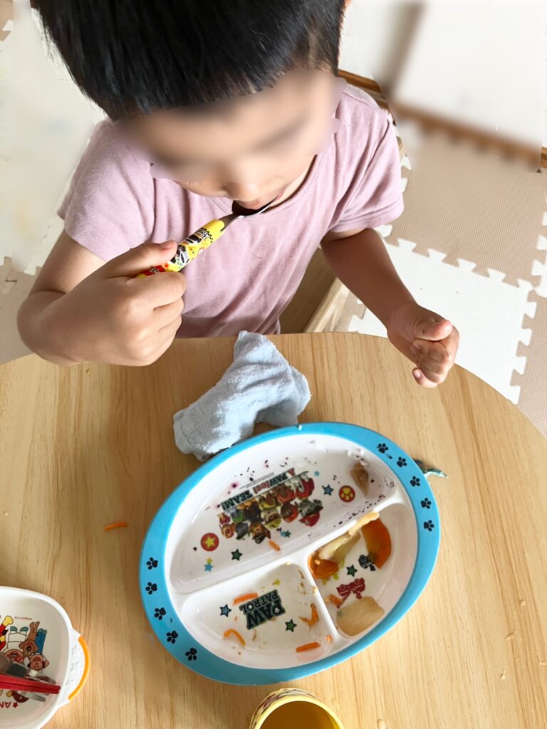 mogumoとツクリオを並べたプレートを食べる4歳の息子（顔はぼかし加工）
