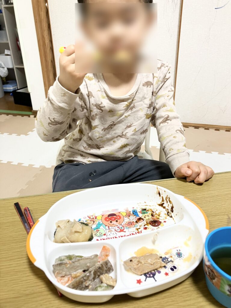 ツクリオの夕食を食べる4歳の息子（顔はぼかし加工）