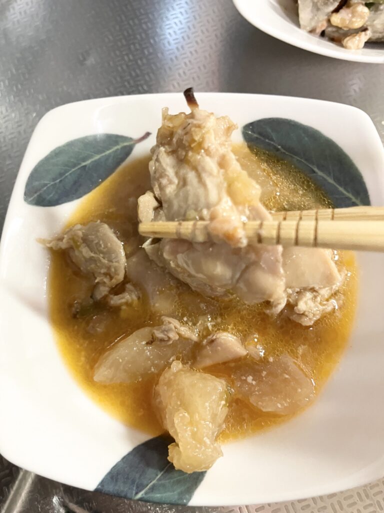 冷凍のあと解凍して盛り付けた「鶏と大根の韓国風煮物」