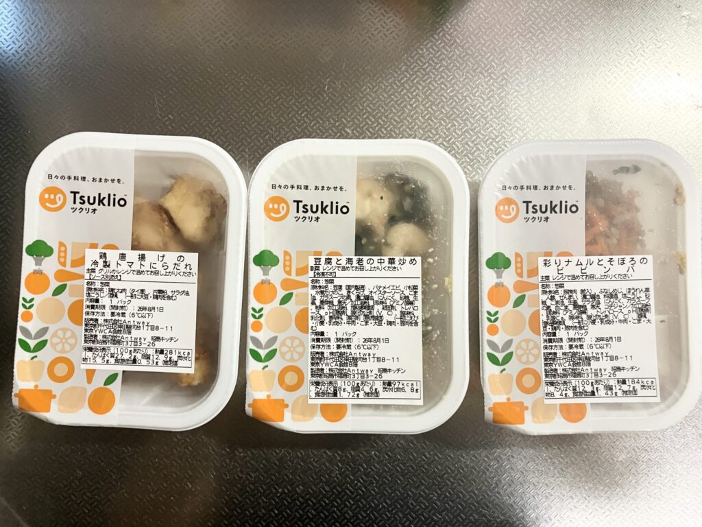 ツクリオの3パック。鶏唐揚げの冷製トマトにらだれ・豆腐と海老の中華炒め・彩りナムルとそぼろのビビンバ