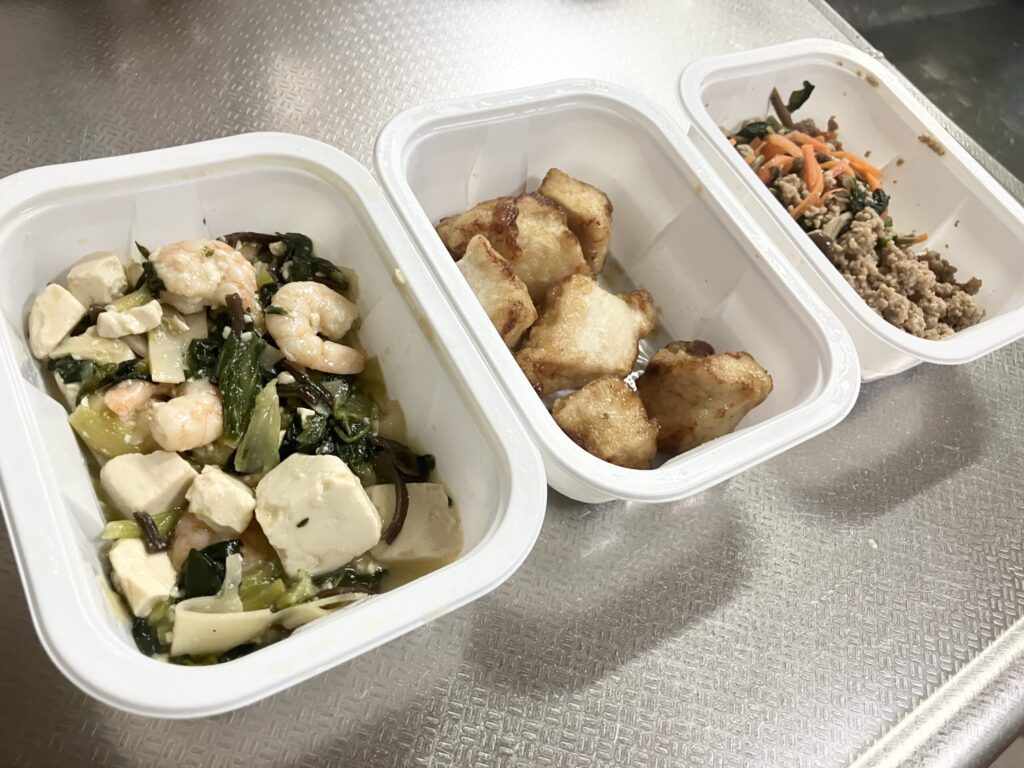開封したツクリオ3品。手前は豆腐と海老の中華炒め