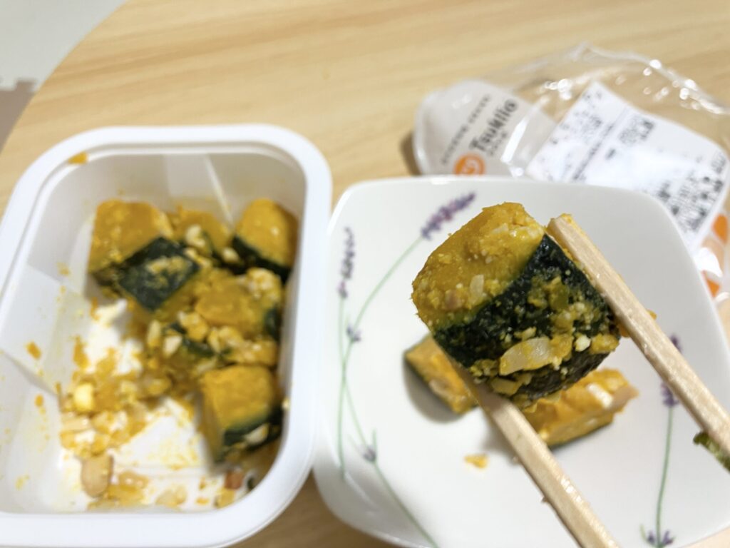 ツクリオのかぼちゃのハニーナッツサラダを取り分けている様子