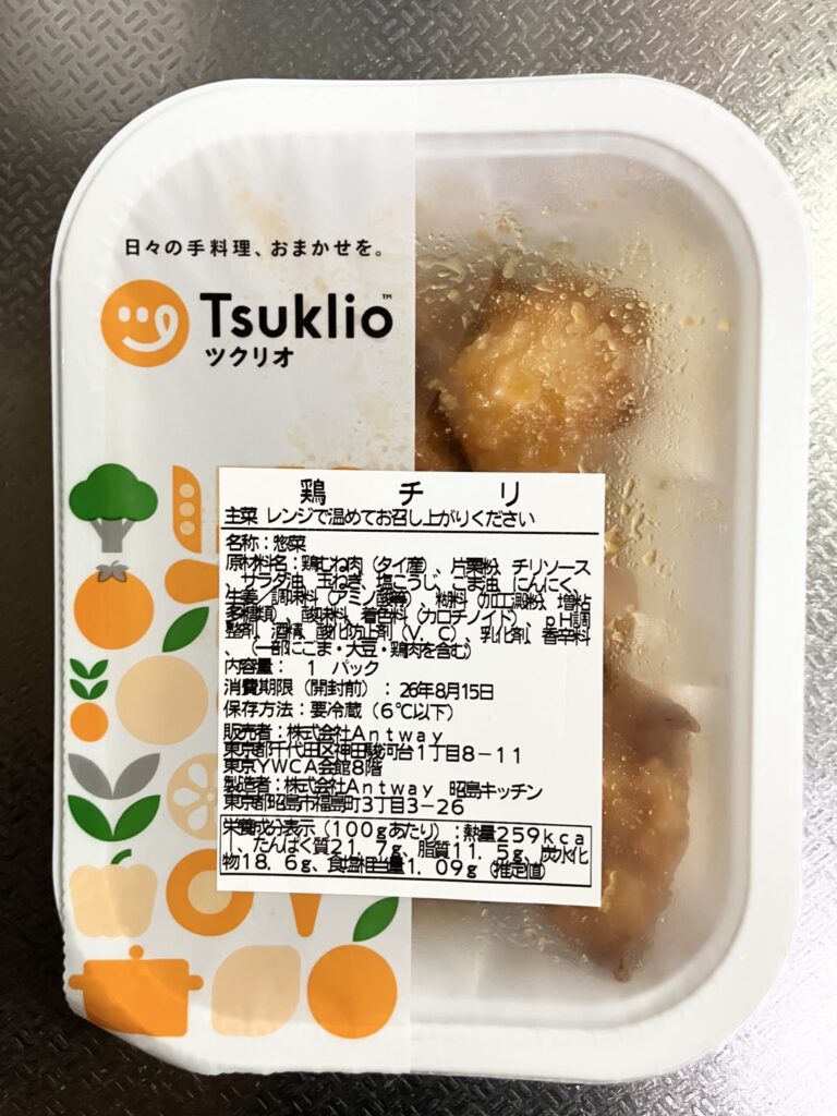 ツクリオの主菜「鶏チリ」のパッケージラベル。消費期限26年8月15日の記載