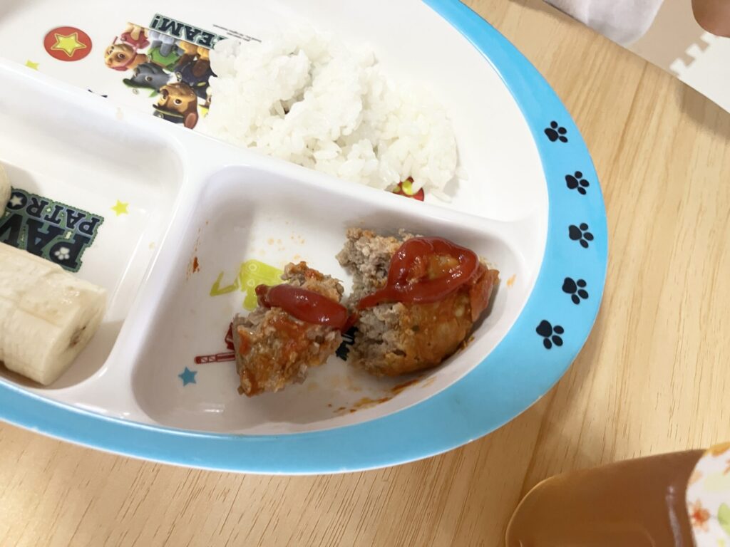 ツクリオのトマトソースハンバーグを子ども用プレートに取り分けた様子