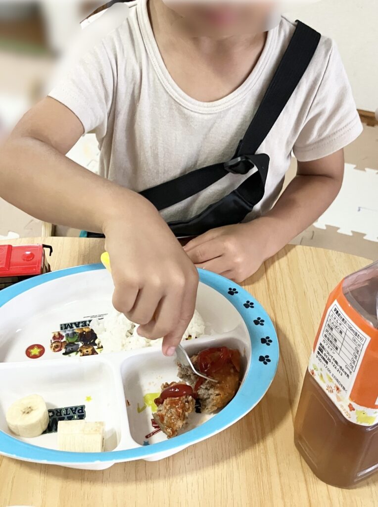 ツクリオのトマトソースハンバーグを自分でフォークを持って食べ進める息子