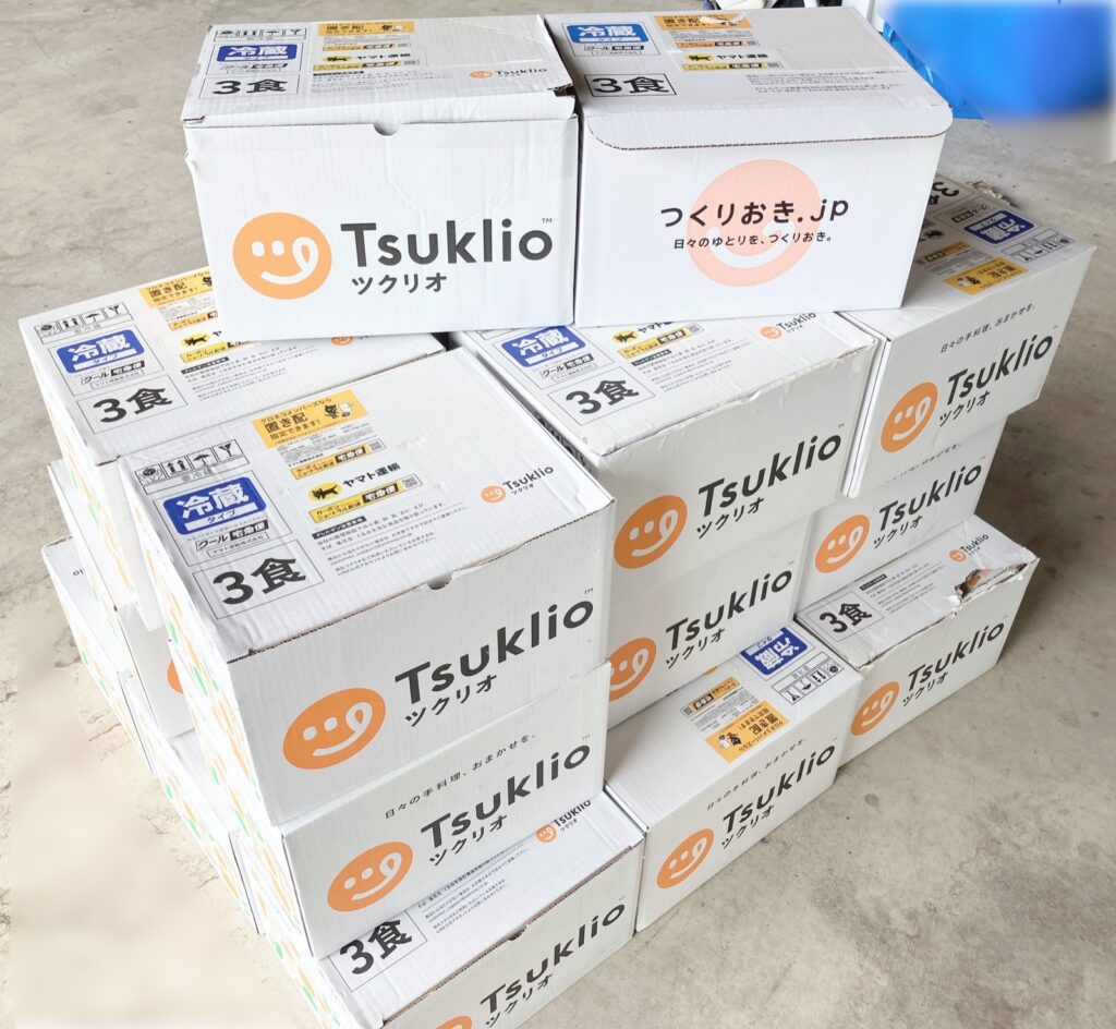 我が家に届いたツクリオの箱（3食の表示）と、つくりおき.jp時代の箱