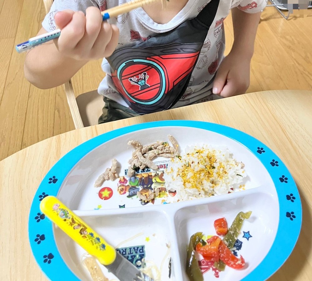 箸で食べる4歳の息子